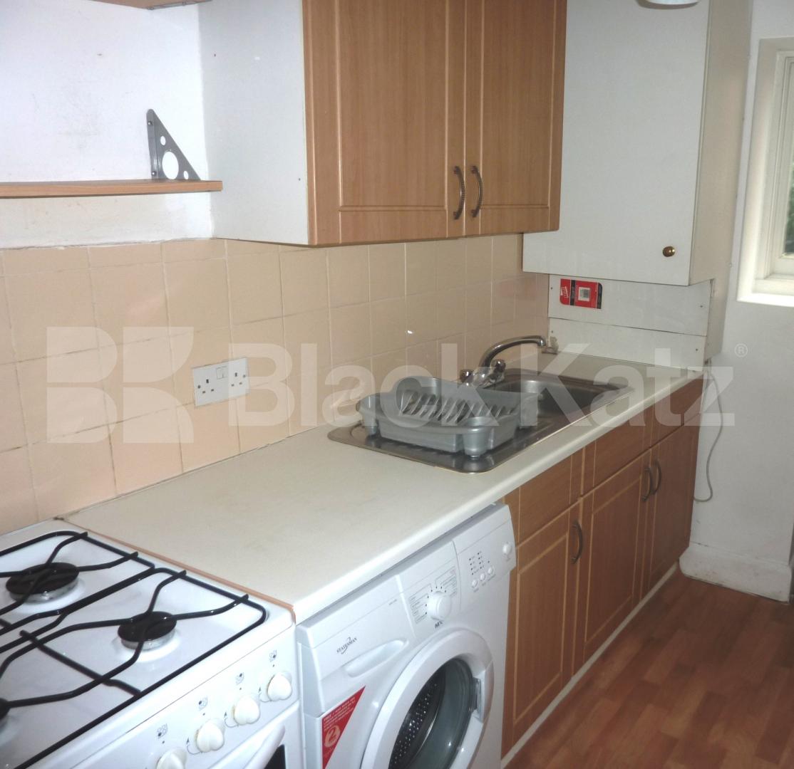 			HUGE ONE BED!, 1 Bedroom, 1 bath, 1 reception Flat			 St Augustines Road, CAMDEN SQUARE 